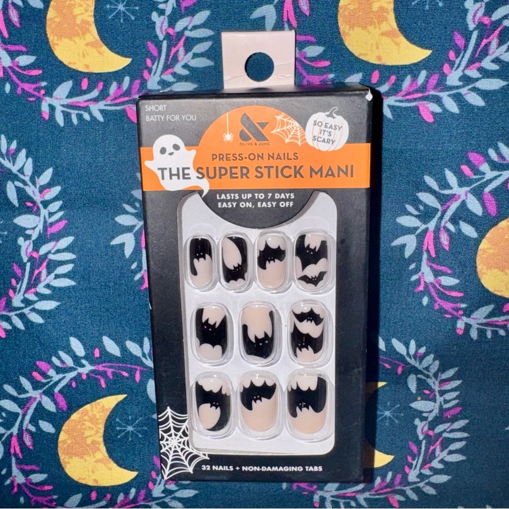 Olive & June Press On Nails, The Super Stick Mani, Batty For You, Short Kit